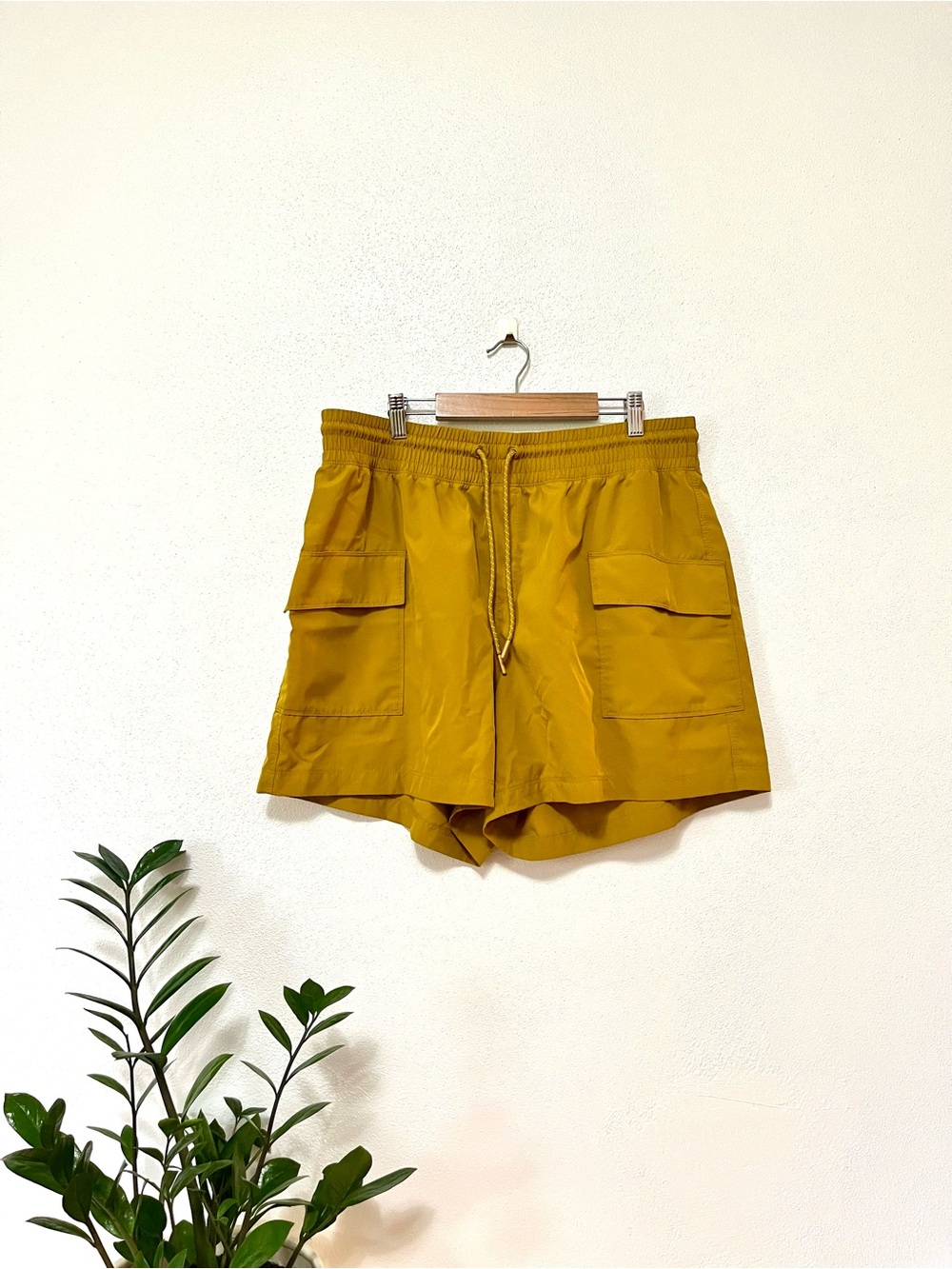 old navy stretchtech athletic high rise pocket shorts mustard yellow large